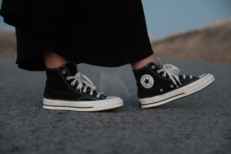 Czarne trampki Converse: jak je nosić,do czego pasują? Udane stylizacje